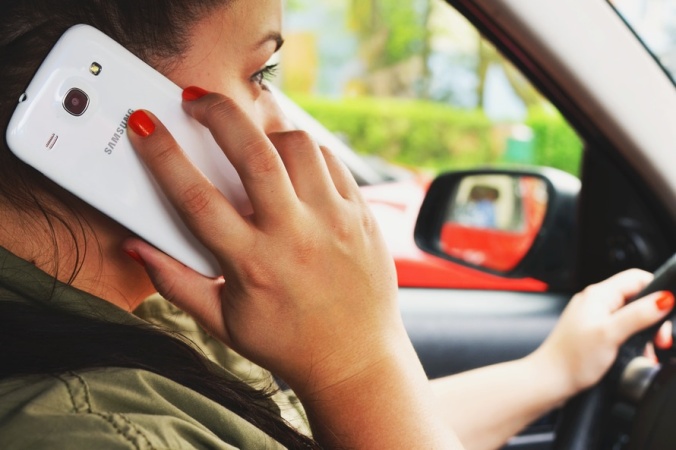 indexore-netix-blog-usar-movil-mientras-conduces-person-woman-smartphone-car-large