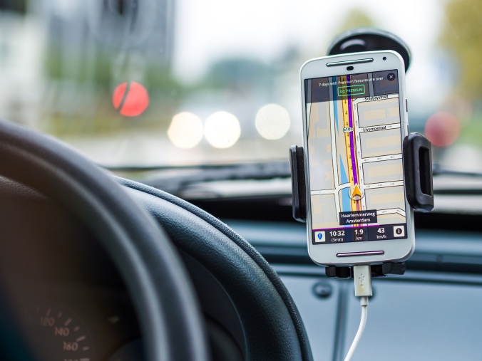 indexore-netix-blog-usar-movil-mientras-conduces-smartphone-car-gps